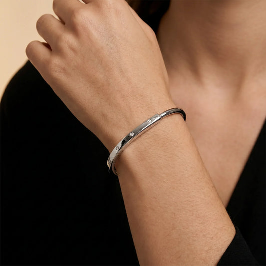 L'amour Lock bracelet Bangle in White Gold with Diamond Accents
