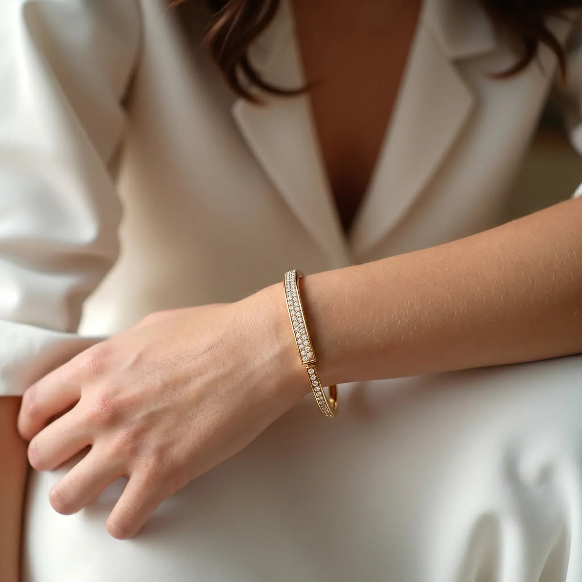 L'amour Lock bracelet Bangle in Yellow Gold with Full Pavé Diamonds